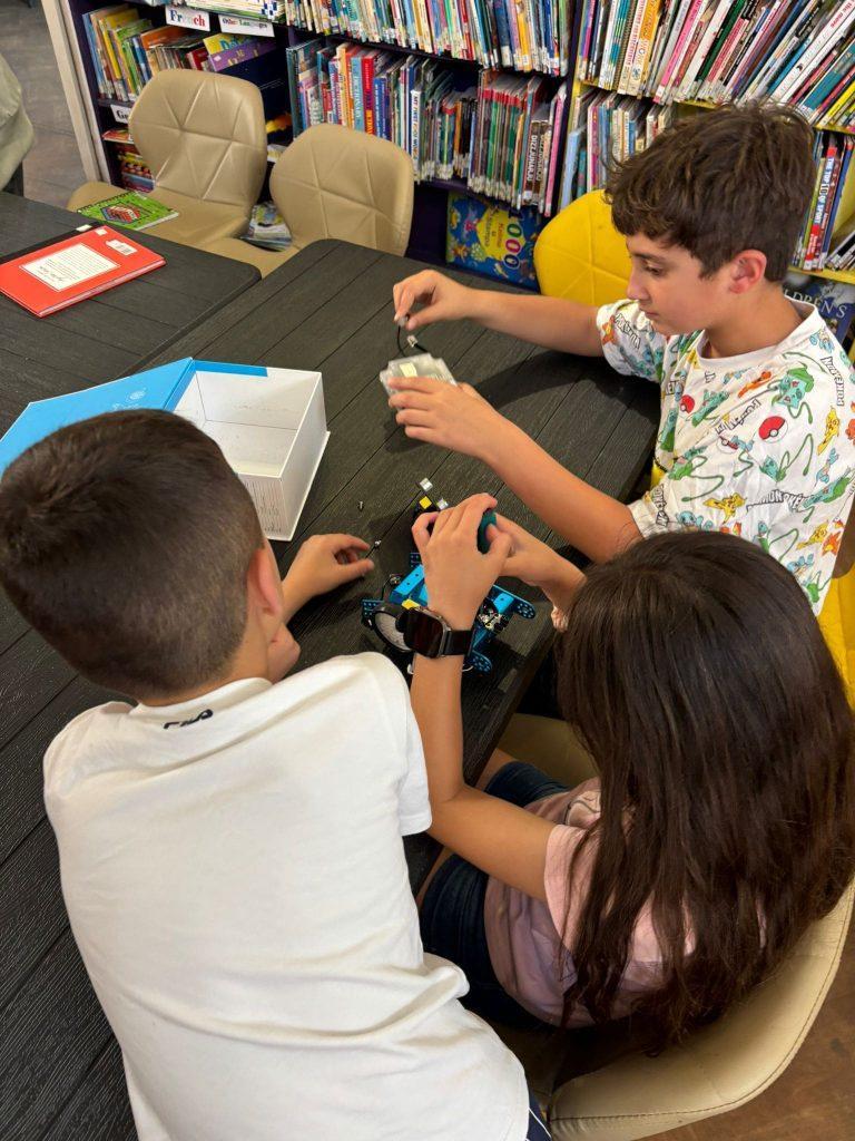 kids builidng a robot