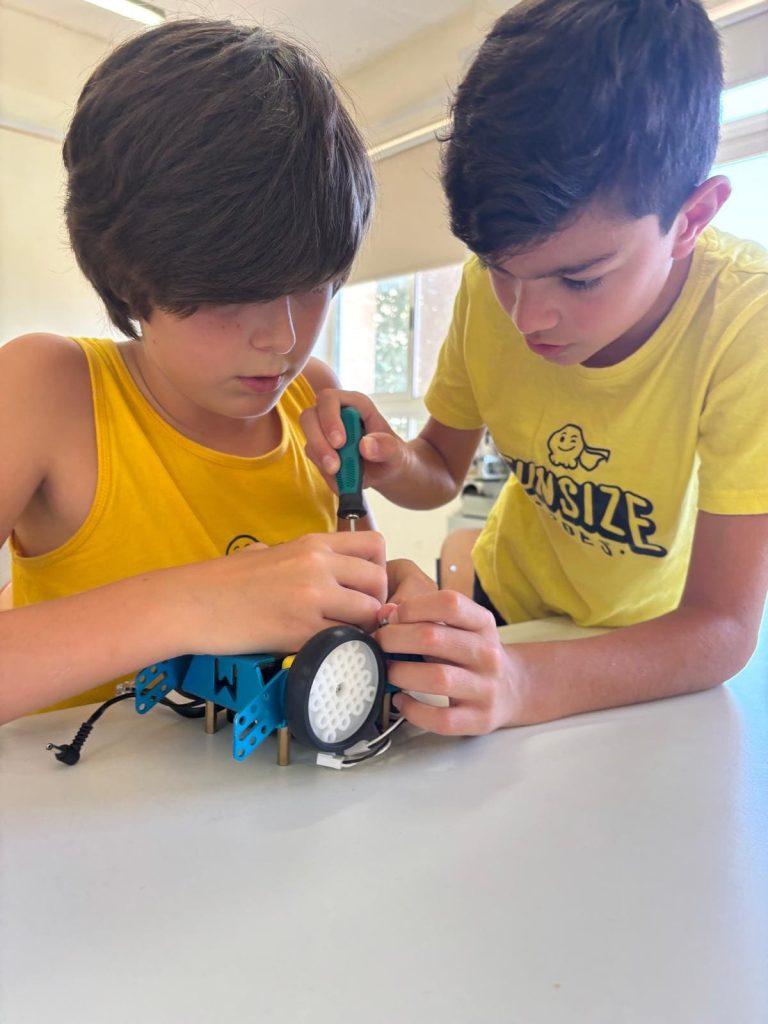 kids building robot